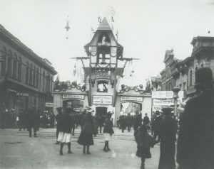 Photograph featuring the gates to the Jahrmarkt, an annual street festival held at W. National Avenue and the current S. 5th Street, circa 1905.